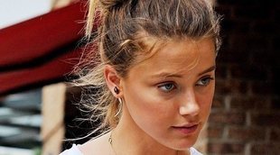 Amber Heard firma una foto de Amaia Salamanca de un fan que las confundió: "No soy yo, pero no te culpo"