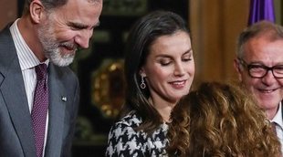 La emoción de Lolita y el colegueo de la Reina Letizia y Elena Furiase en las Medallas de Oro al Mérito en las Bellas Artes