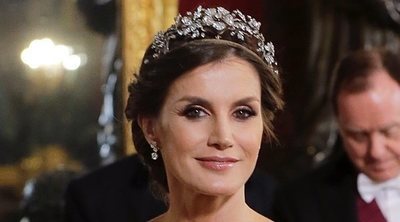 La Reina Letizia resplandece en el Palacio Real con la tiara floral y el vestido de la boda de los Duques de Cambridge