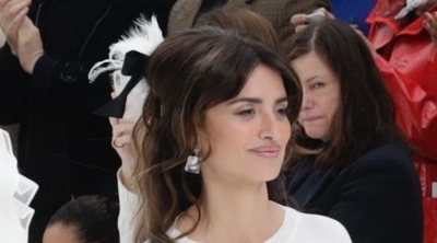 Penélope Cruz se sube a la pasarela de Chanel en París para hacer su particular homenaje a Karl Lagerfeld