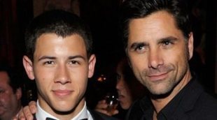 La 'guerra de imágenes' entre Nick Jonas y John Stamos