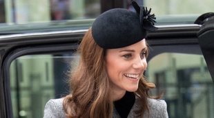 Kate Middleton, radiante en su primer acto oficial en solitario con la Reina Isabel