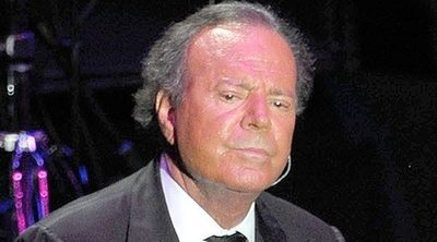 Caídas, mala acústica y pésima iluminación: Así fue el concierto de Julio Iglesias que enfureció a sus fans