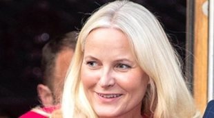 Mette-Marit vuelve a la agenda oficial y presume de amor con Hakoon de Noruega para desmentir rumores