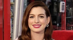 Anne Hathaway recibe una estrella en el Paseo de la Fama acompañada de Rebel Wilson