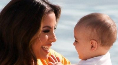 Eva Longoria disfruta de una preciosa escapada con su hijo Santiago en las playas de Cannes