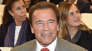 Arnold Schwarzenegger, agredido al recibir una patada voladora por la espalda en un acto deportivo