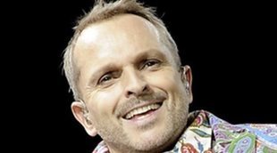 Miguel Bosé y sus hijos Tadeo y Diego posan en una premiere con falda