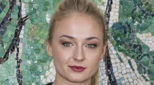 Sophie Turner muestra sin querer su pipa de marihuana en directo: "Oh Dios mío"