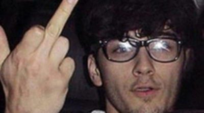 Zayn Malik de One Direction le hace la peineta a los fotógrafos