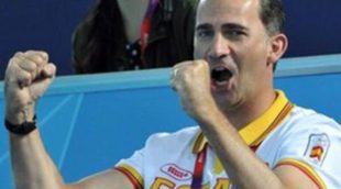 El Príncipe Felipe anima hasta el final y aplaude la plata del waterpolo femenino en Londres 2012