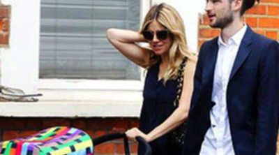 Sienna Miller sale a pasear a su hija Marlowe con su novio Tom Sturridge