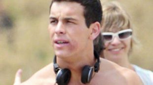 Mario Casas luce su cuerpo surfeando en aguas gallegas con su hermana y sus amigos