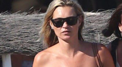 Kate Moss retoma sus vacaciones en Saint-Tropez tras su aparición en la clausura de Londres 2012