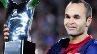 Andrés Iniesta celebra con Anna Ortiz, su hija Valeria y todo el Camp Nou el título de Mejor Jugador de la UEFA