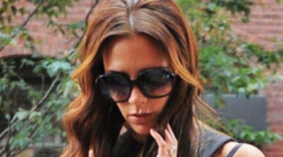 Victoria Beckham celebra su éxito en la Semana de la Moda de Nueva York con su hija Harper Seven y su marido