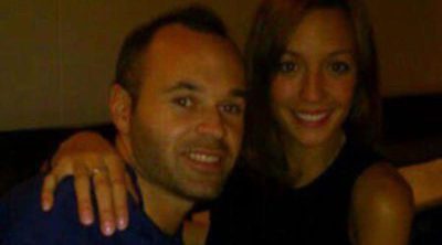 Andrés Iniesta disfruta de una cena con su mujer Anna Ortiz tras su lesión muscular