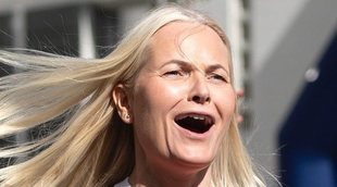 Mette-Marit demuestra que está en plena forma en un partido de fútbol junto a Haakon de Noruega y sus hijos