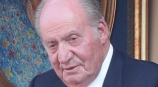 El Rey Juan Carlos, acompañado por la Infanta Elena, Froilán, la Infanta Pilar y dos de sus hijos en su despedida