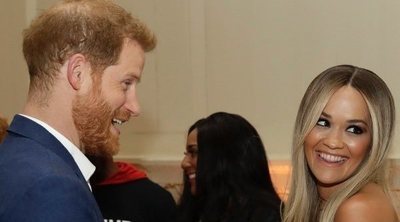 La complicidad entre el Príncipe Harry y Rita Ora en un acto benéfico contra el Sida