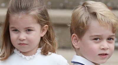 El Príncipe Jorge y la Princesa Carlota se divierten en un festival con sus abuelos Michael y Carole Middleton