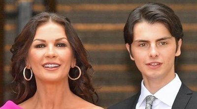 Catherine Zeta-Jones recibe un premio honorífico y disfruta de unas vacaciones en familia