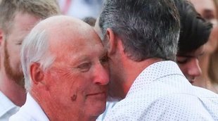 El cariñoso saludo del Rey Felipe a Harald de Noruega en la entrega de trofeos de la Copa del Rey de Vela 2019