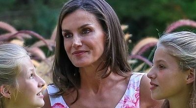 Vacaciones en Mallorca: del posado de los Reyes Felipe y Letizia con Leonor y Sofía en Marivent a la cena con la Reina Sofía