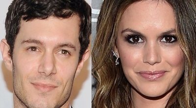 Rachel Bilson y Adam Brody, actores de la serie americana 'The O.C.', se reencuentran en el aeropuerto