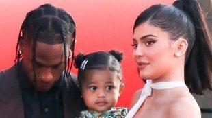 El primer posado de Stormi en una alfombra roja por el estreno del documental de Travis Scott