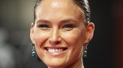 Bar Refaeli luce su tripita de embarazada en la alfombra roja del Festival Internacional de Venecia