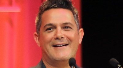 Alejandro Sanz aclara que la mujer que le acompañó al concierto no fue Rachel Valdés, sino su asistente