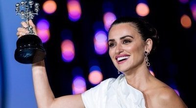 Penélope Cruz recibe con gran emoción el Premio Donostia de la mano de Bono en el FCSS 2019