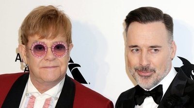 Elton John revela en su biografía que su marido tuvo que ir a rehabilitación debido a la fama del compositor