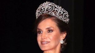 La Reina Letizia, radiante con la tiara Flor de Lis y un vestido complicado en la cena en honor a Naruhito de Japón