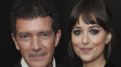 Dakota Johnson entrega un premio a Antonio Banderas en la gala Hollywood Film Awards 2019