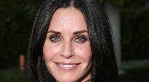 Courteney Cox se corta el flequillo en directo para parecerse a su personaje en 'Scream 3'