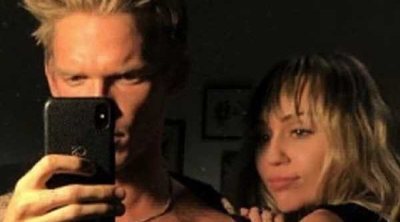 Miley Cyrus lleva a Cody Simpson de acompañante a la boda de su hermano