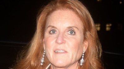 Sarah Ferguson se divierte en un aeropuerto de China subida a una maleta motorizada