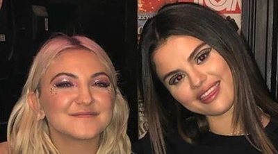 Selena Gomez y Julia Michaels se besan en el escenario y se hacen tatuajes complementarios