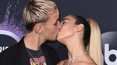 Dua Lipa y Anwar Hadid derrochan pasión en su debut sobre la alfombra durante los premios AMAs 2019