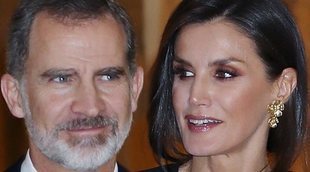 La complicidad de los Reyes Felipe y Letizia en la noche de periodismo que premió a Javier Cercas