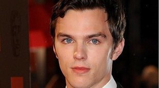 30 curiosidades para conocer a Nicholas Hoult: Apasionado de la Fórmula 1, filántropo y sobrino nieto de una gran artista