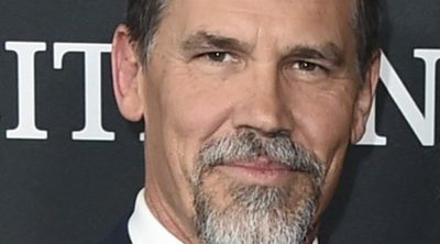 Josh Brolin se quema el ano practicando una peligrosa tendencia para tomar el sol