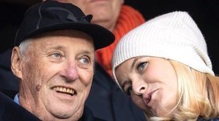 Harald de Noruega y Mette-Marit muestra su buena relación y su pasión compartida por el fútbol