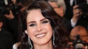 Lana Del Rey hace oficial su relación con el policía y presentar Sean Larkin