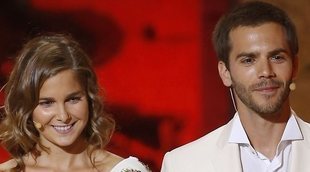 Natalia Sánchez y Marc Clotet imitan la foto que usaron para felicitar el año 2019 con un miembro más en 2020