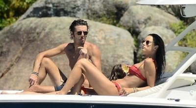 Alessandra Ambrosio recibe 2020 con Nicolo Oddiha y sus hijos en las playas de Brasil