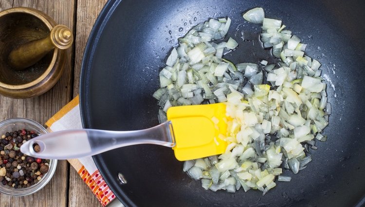 Fríe la cebolla a fuego lento para que suelte todo el jugo