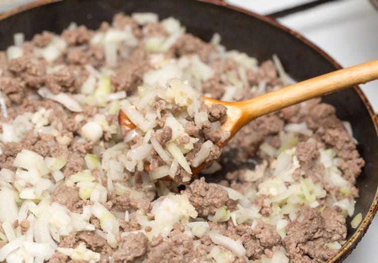 Fríe la carne picada con la cebolla hasta que se vuelva dorada